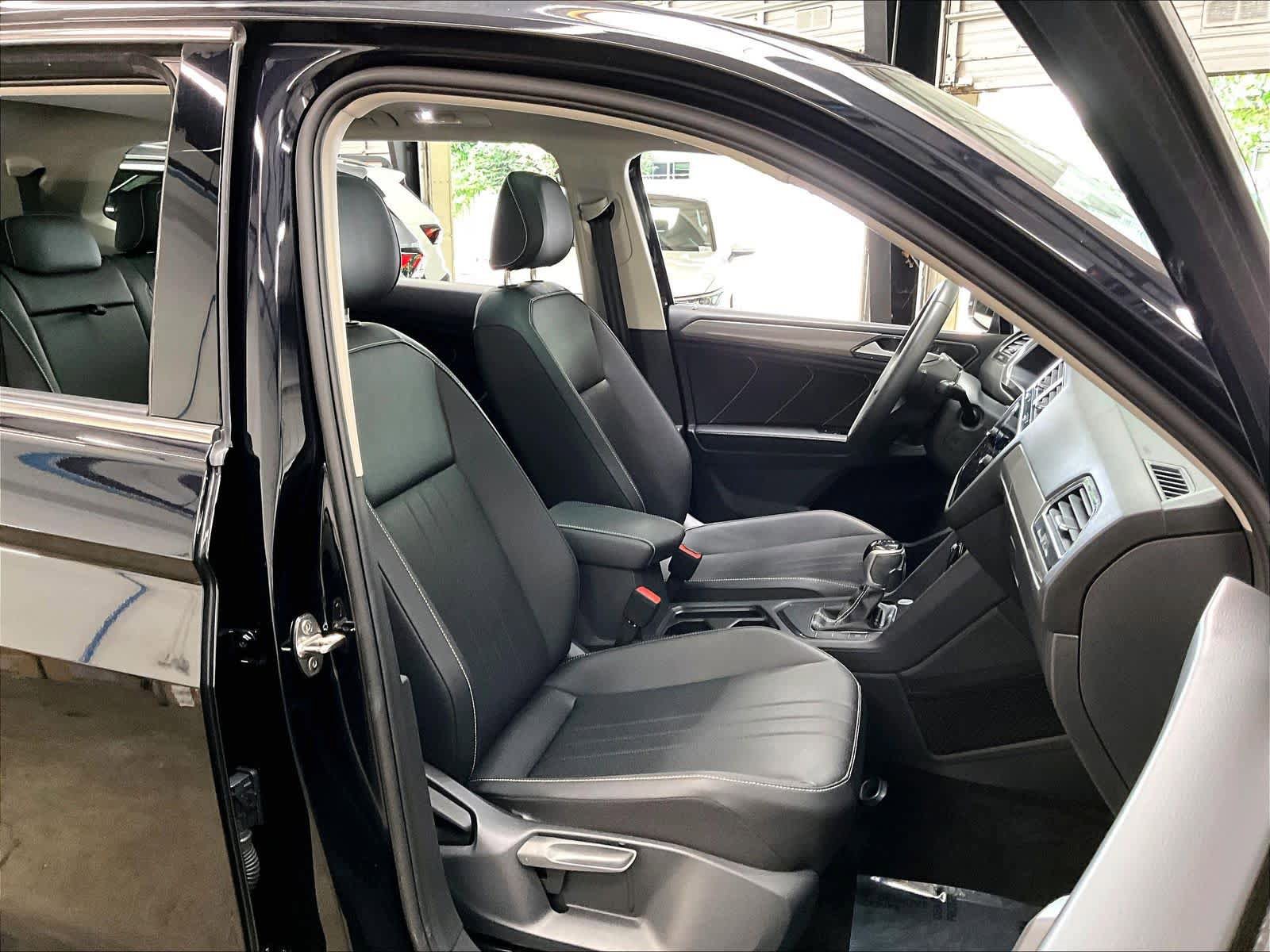 Used 2023 Volkswagen Tiguan SE w/ Panoramic Sunroof Package FWD image 10