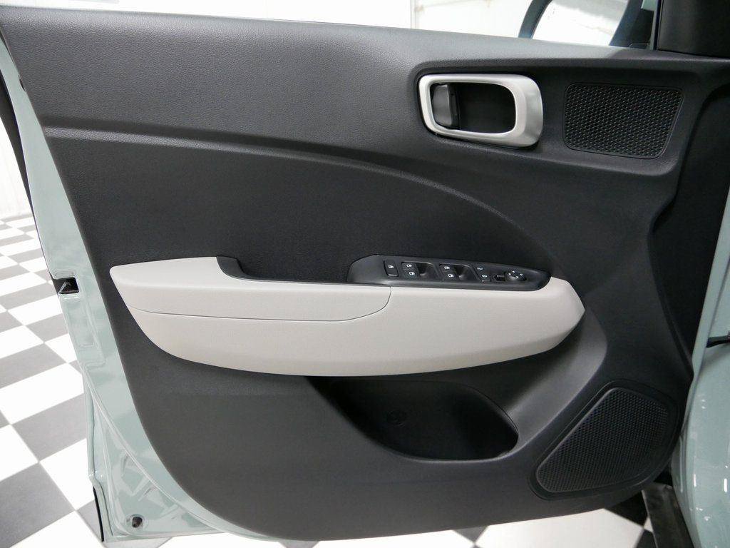 Used 2025 Hyundai Venue SEL FWD image 7