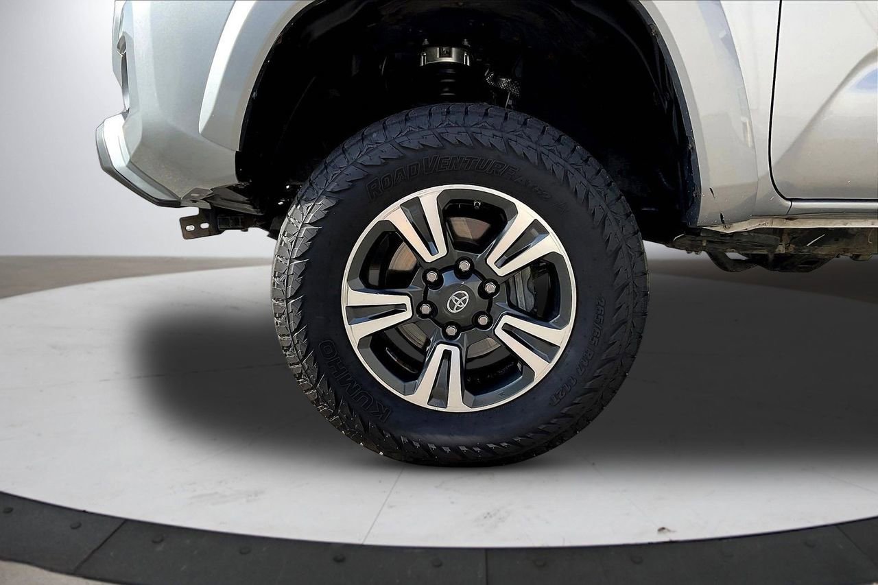 Used 2018 Toyota Tacoma SR5 AWD/4WD image 32