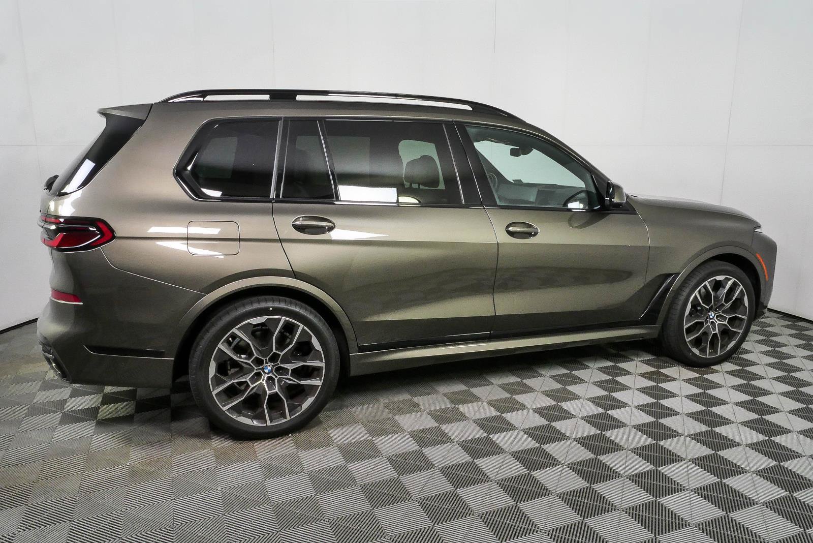 Used 2025 BMW X7 xDrive40i w/ M Sport Package AWD/4WD image 2