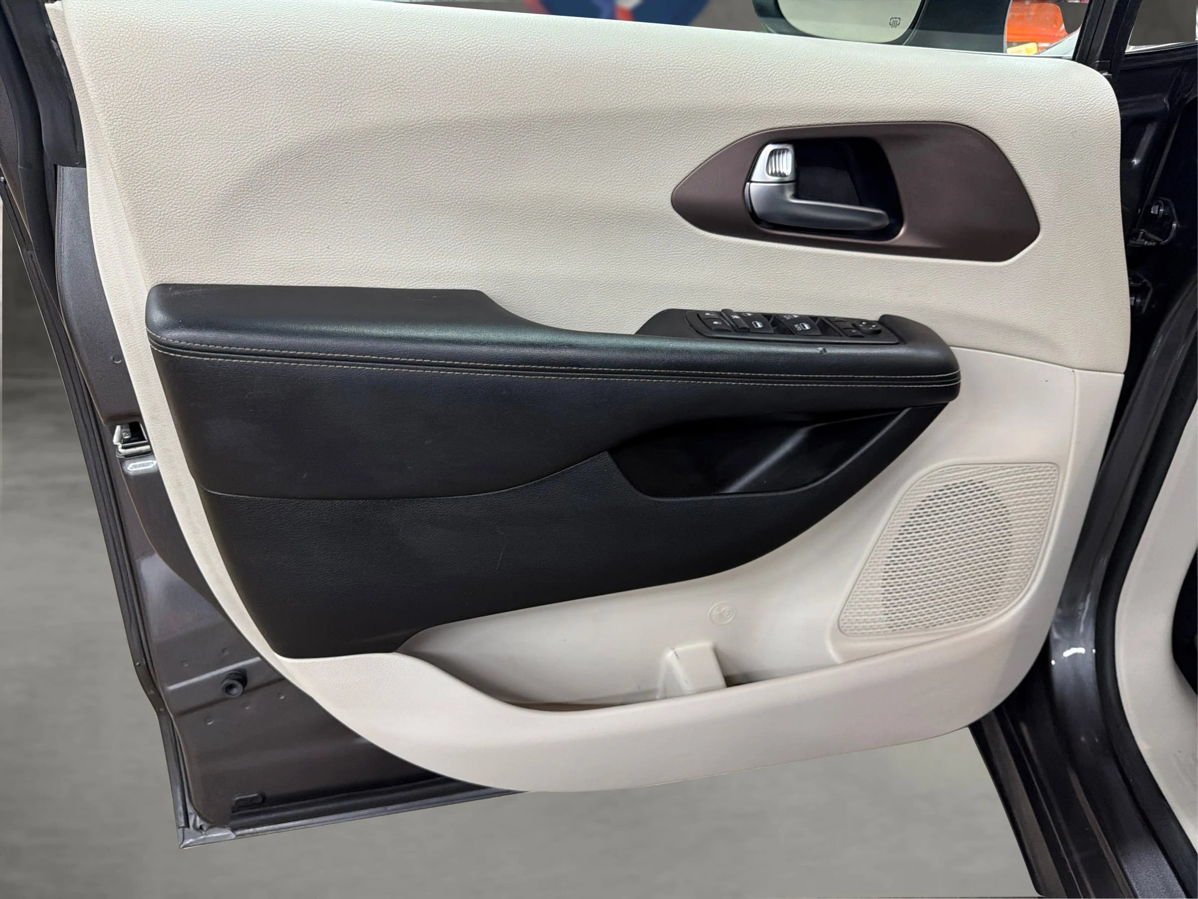 Used 2023 Chrysler Voyager LX FWD image 34