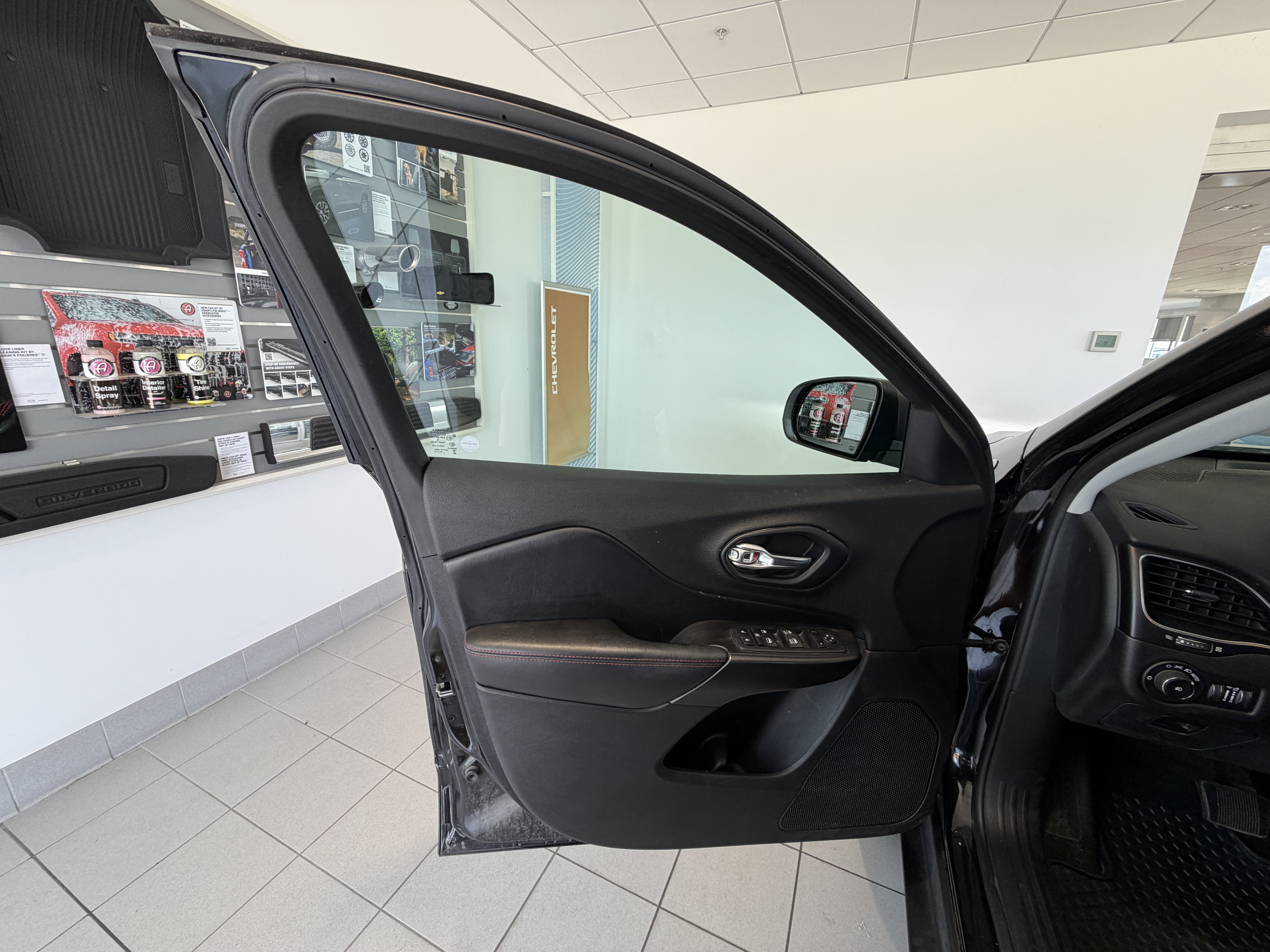 Used 2020 Jeep Cherokee Trailhawk w/ Cold Weather Group AWD/4WD image 10