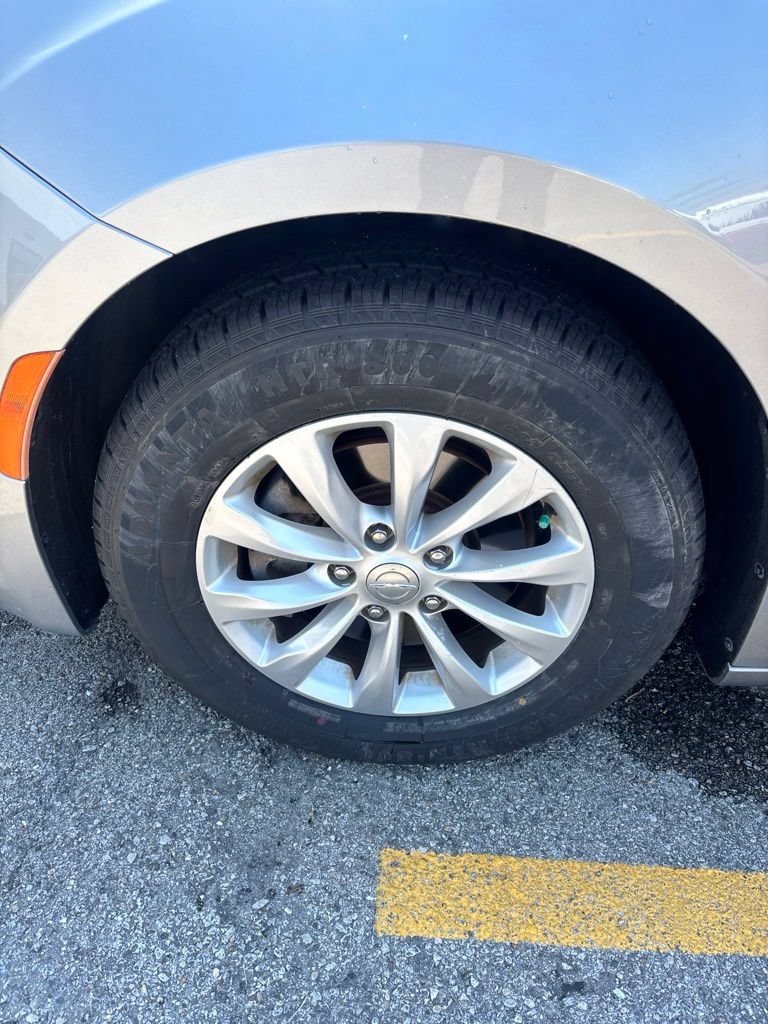 Used 2017 Chrysler Pacifica Touring-L FWD image 25