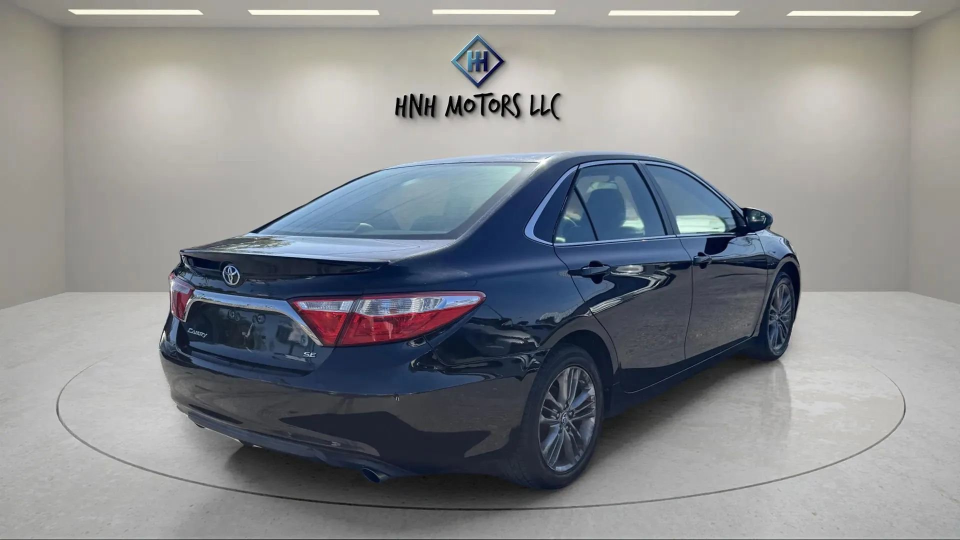 Used 2017 Toyota Camry SE image 5