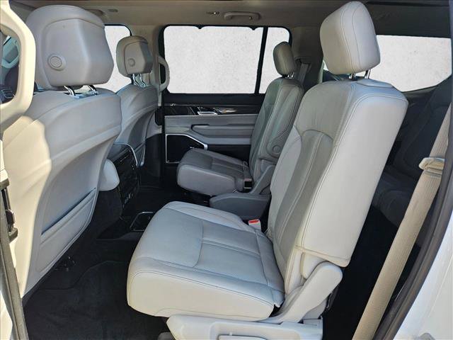 Used 2022 Jeep Wagoneer Series III w/ Premium Group I AWD/4WD image 23
