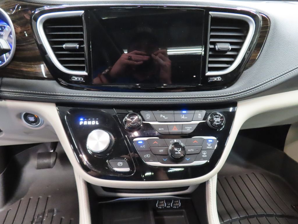 Used 2024 Chrysler Pacifica Limited FWD image 16
