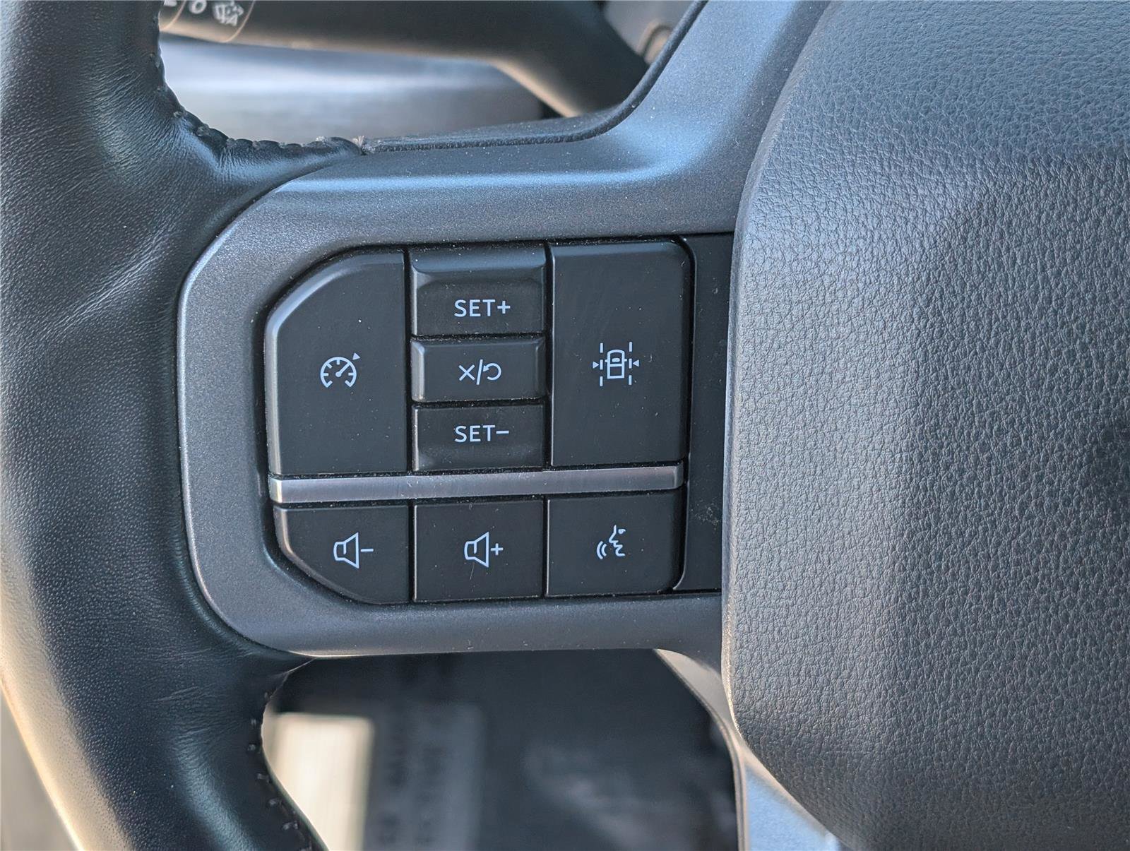 Used 2023 Ford F250 Lariat w/ Tremor Off-Road Package AWD/4WD image 25