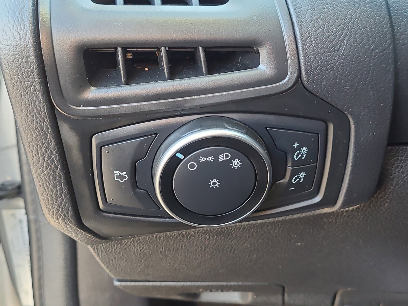 Used 2018 Ford Focus SE image 25