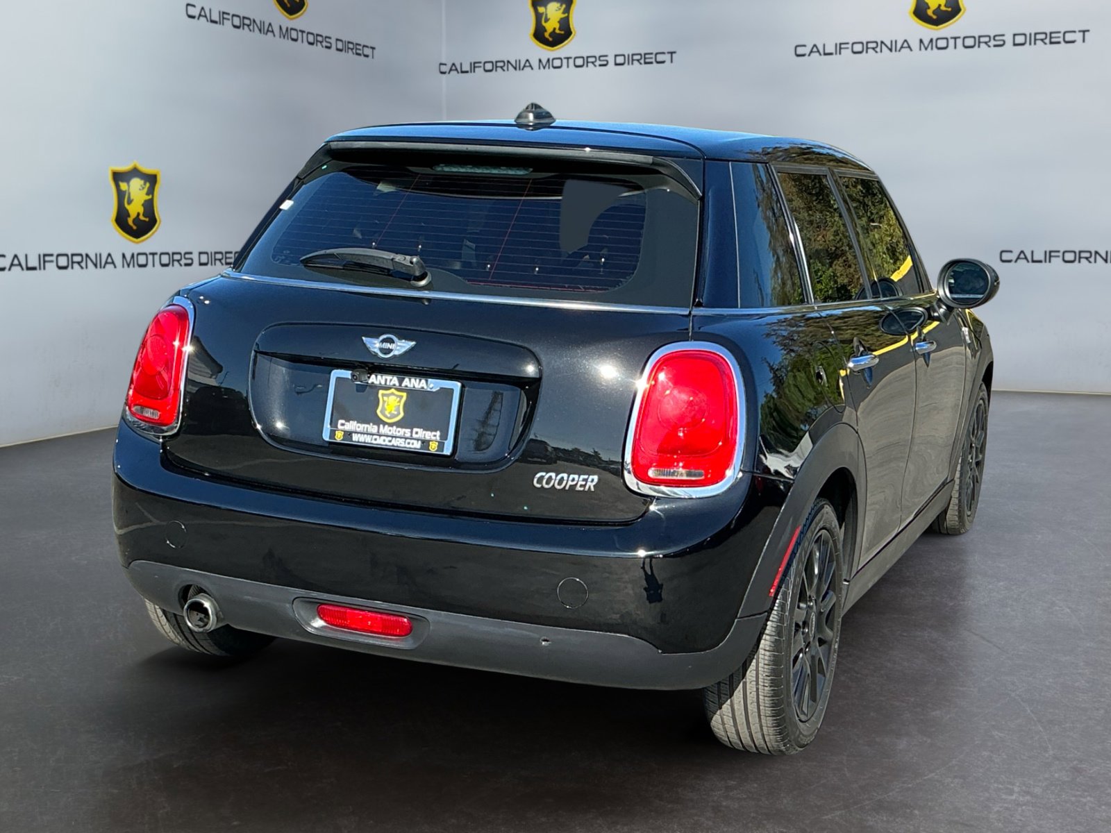 Used 2017 MINI Cooper 4-Door Hardtop FWD image 5
