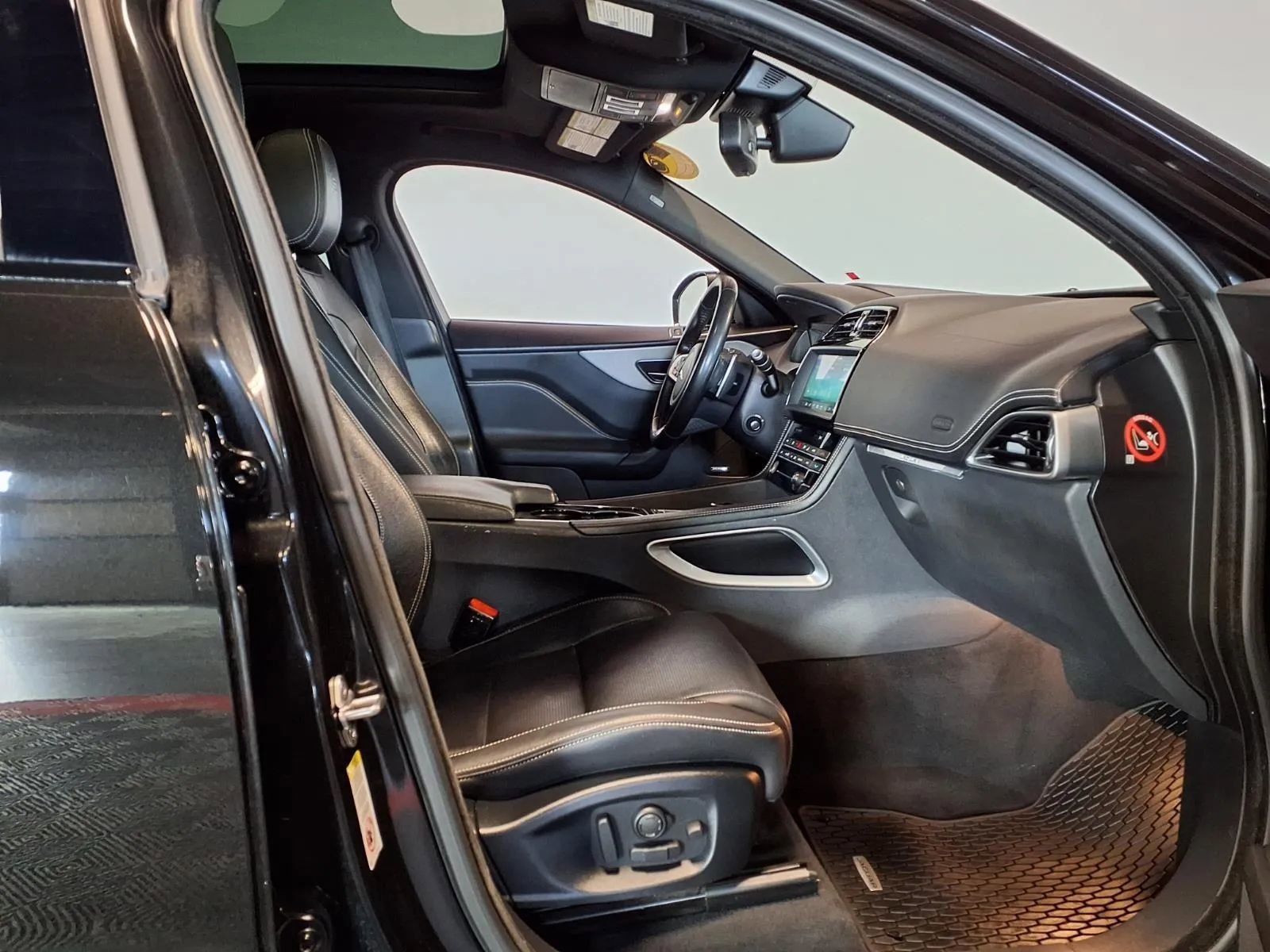 Used 2017 Jaguar F-PACE S image 12