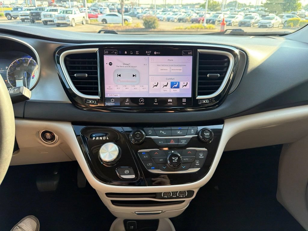 Used 2023 Chrysler Pacifica Touring-L FWD image 22