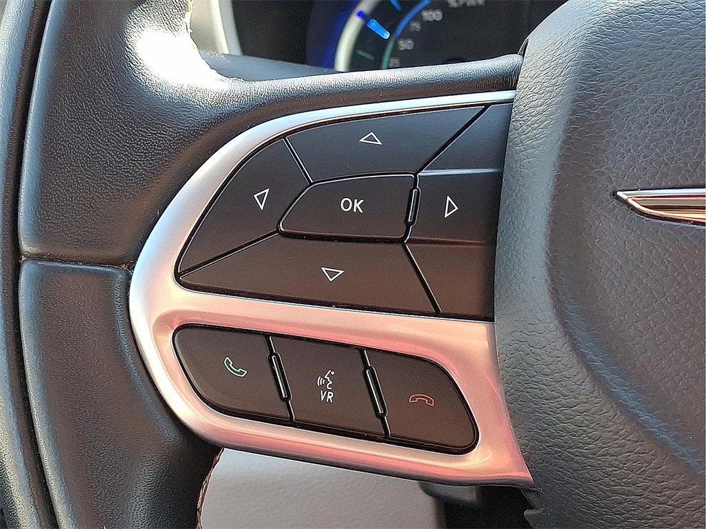 Used 2022 Chrysler Pacifica Touring-L w/ Uconnect Theater Family Group image 23