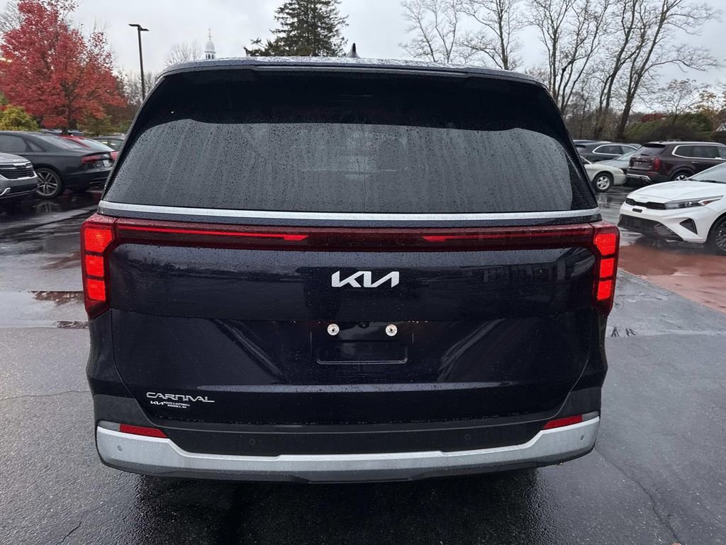 Used 2025 Kia Carnival image 4