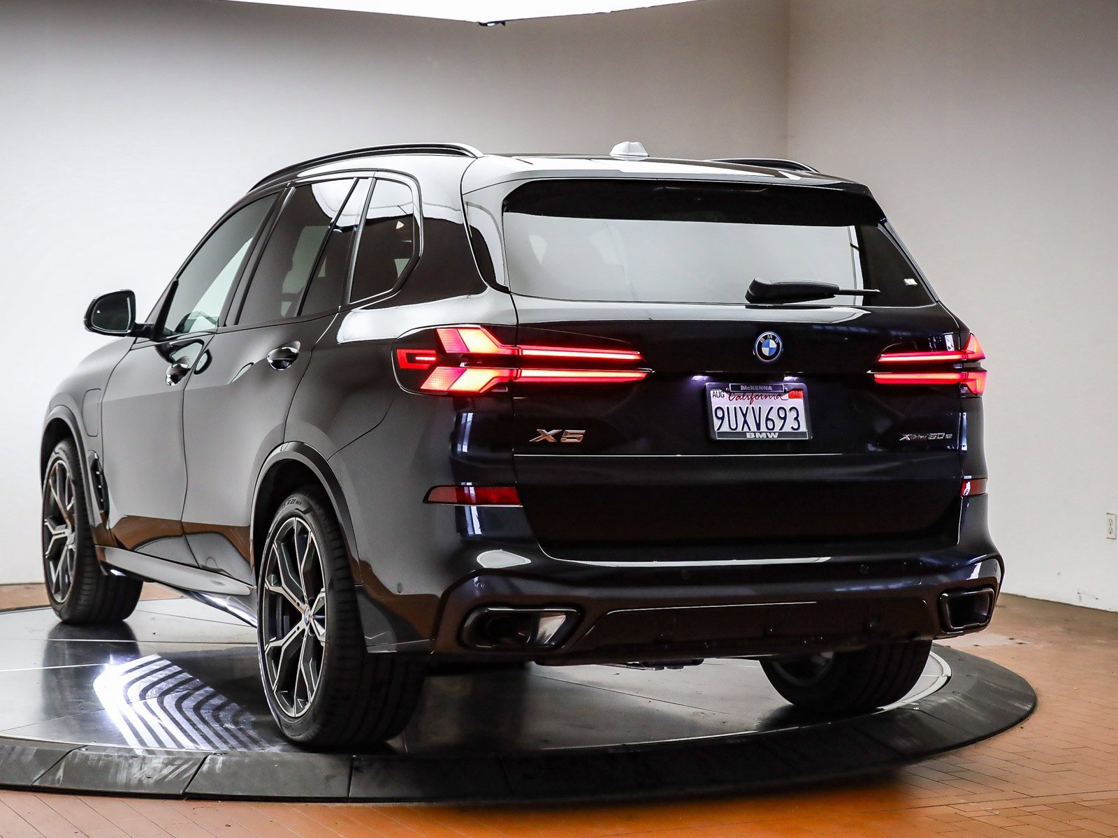 Used 2026 BMW X5 xDrive50e w/ M Sport Package image 9