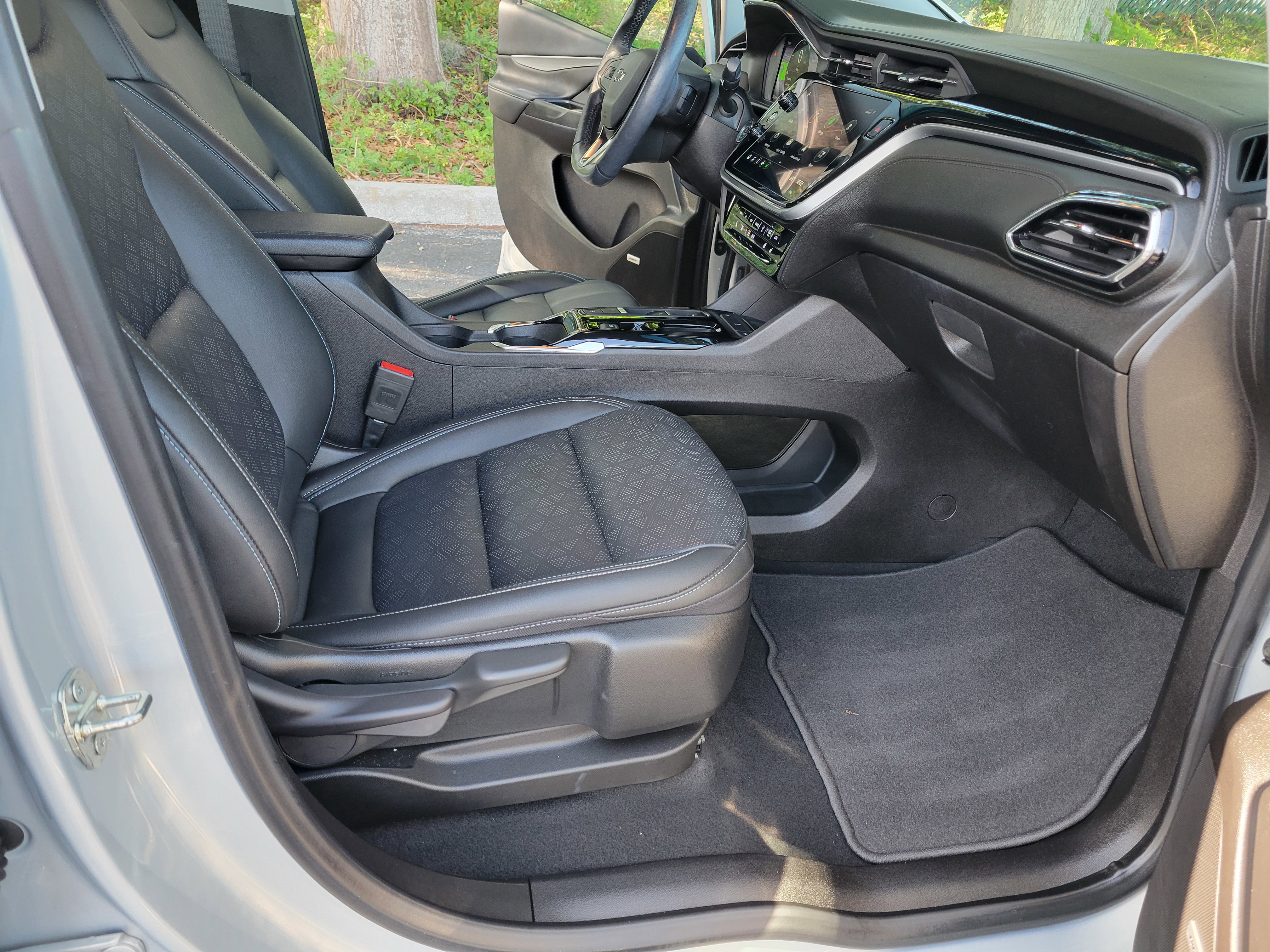 Certified 2023 Chevrolet Bolt LT w/ Infotainment Package image 33
