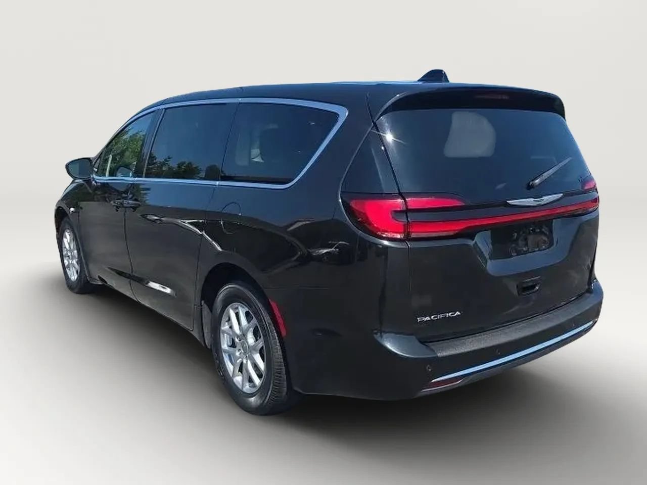 Used 2023 Chrysler Pacifica Touring-L FWD image 6