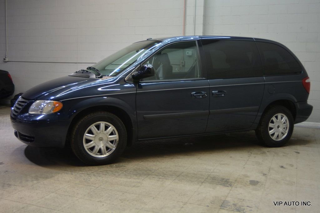 Used 2006 Chrysler Town & Country FWD image 32