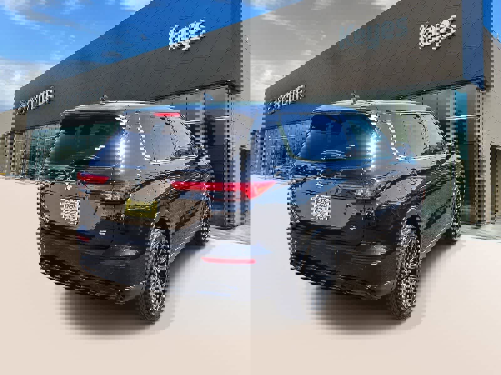 Used 2023 Mitsubishi Outlander SE image 4