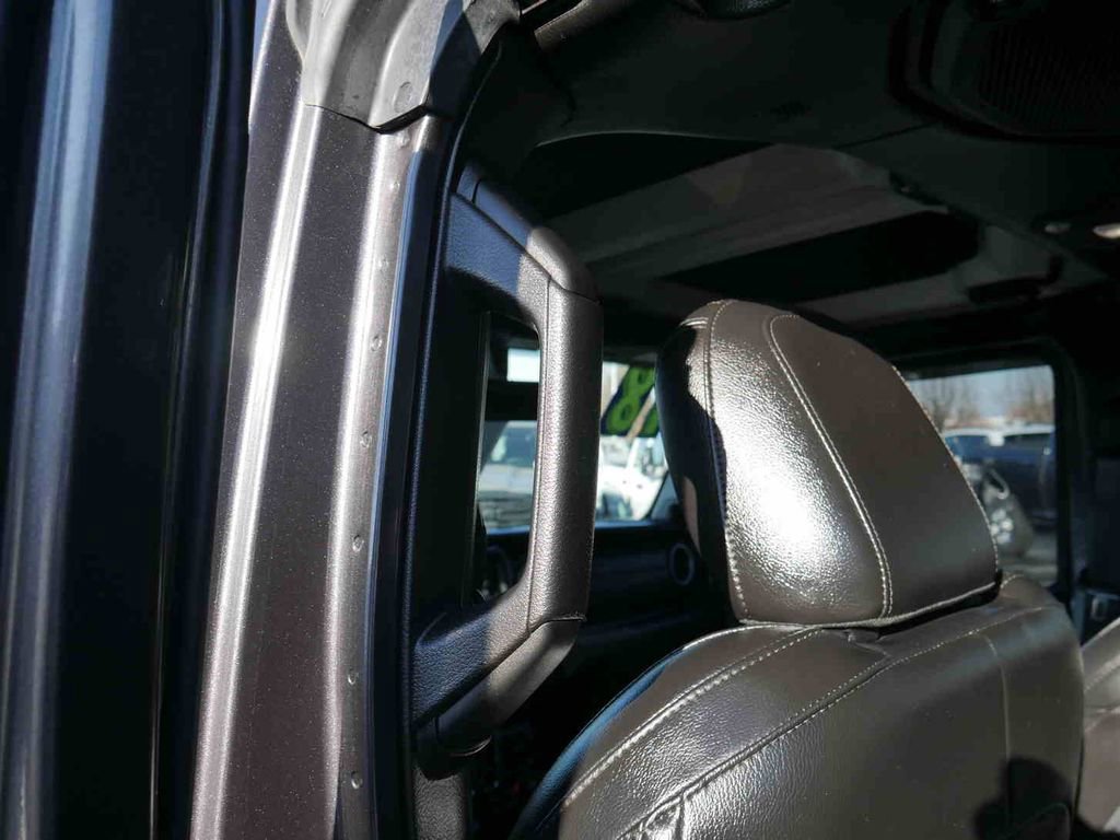Used 2018 Jeep Wrangler Unlimited Sahara image 16