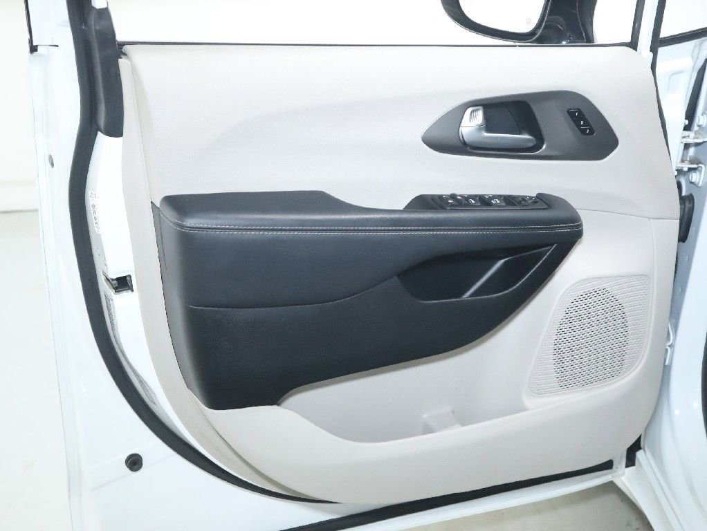 Used 2024 Chrysler Pacifica Touring-L FWD image 15