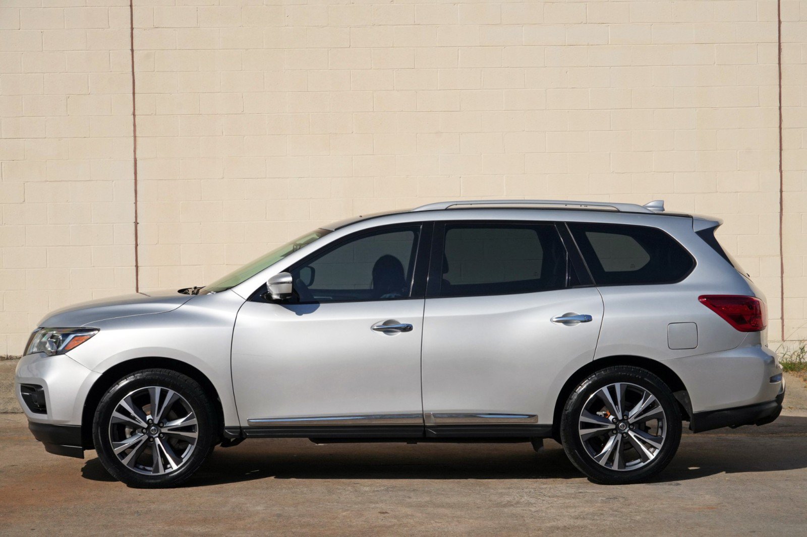 Used 2020 Nissan Pathfinder Platinum FWD image 48
