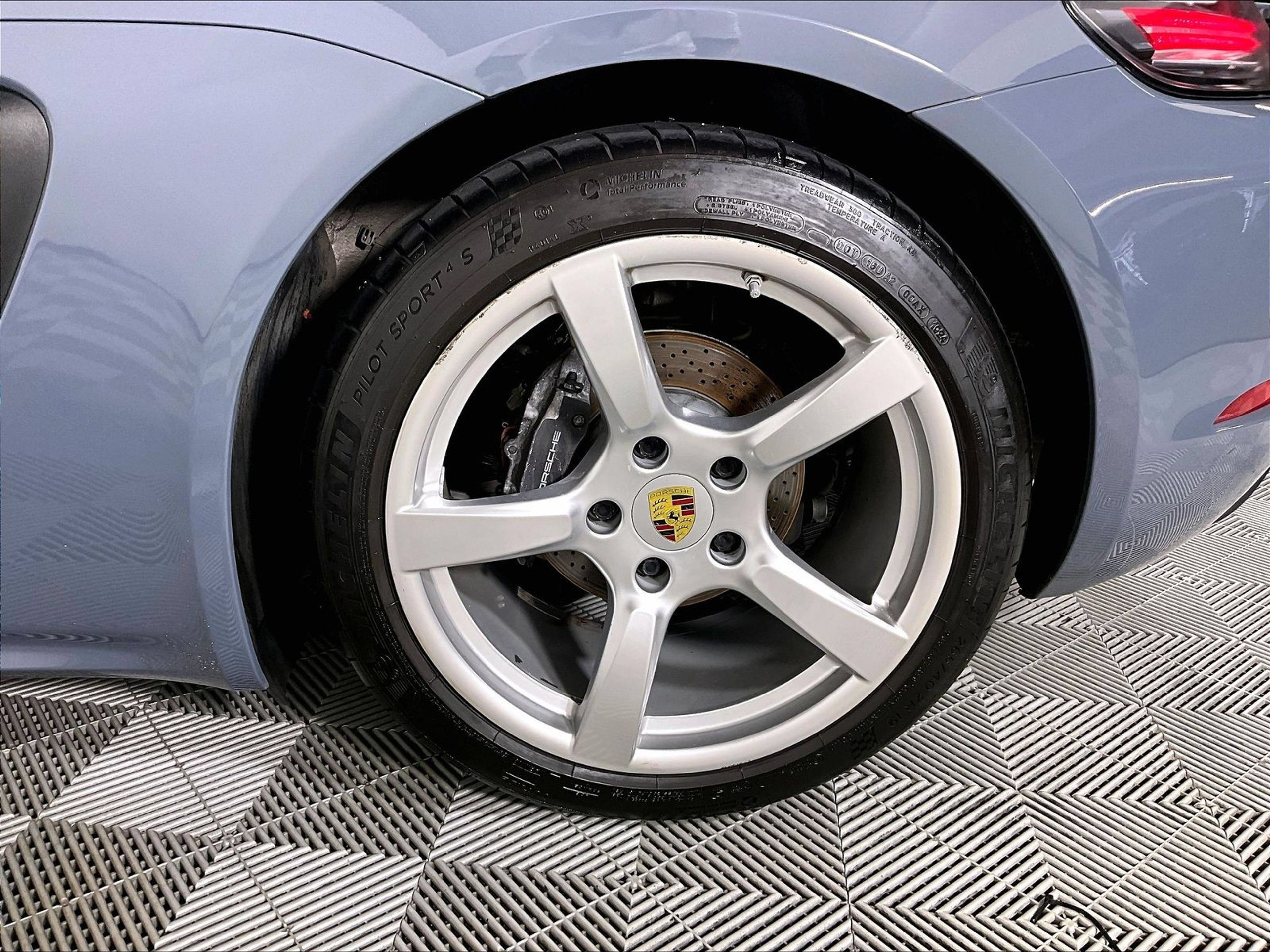 Certified 2018 Porsche 718 Cayman RWD image 28