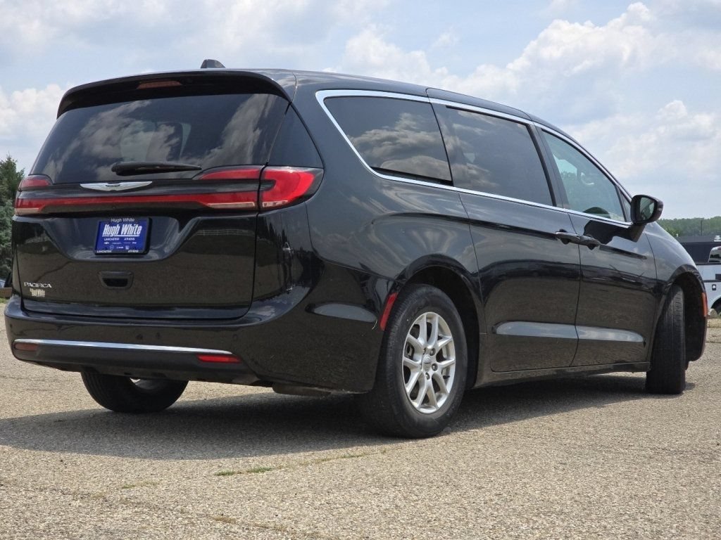 Used 2023 Chrysler Pacifica Touring-L FWD image 17