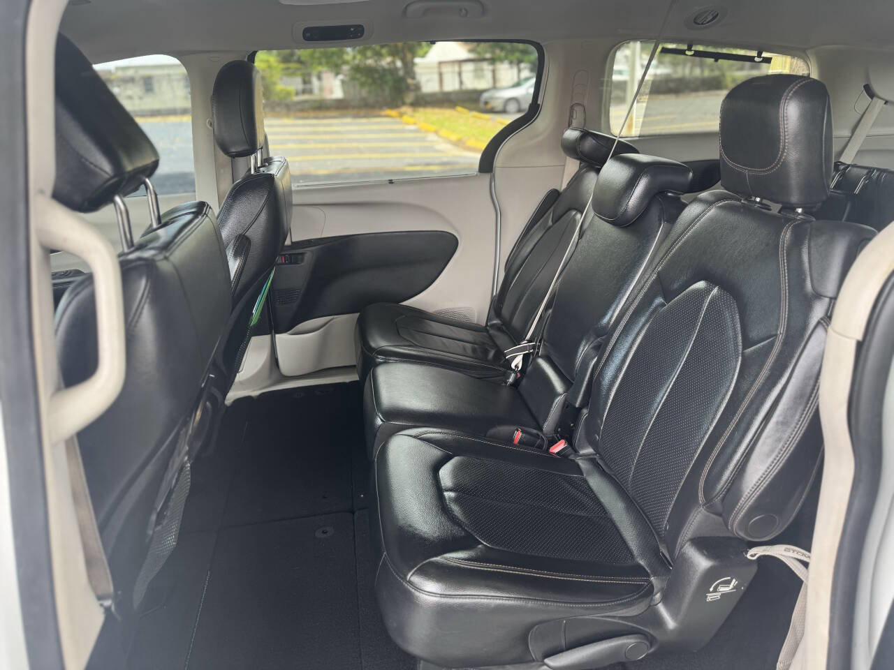 Used 2018 Chrysler Pacifica Touring-L w/ Premium Audio Group image 9