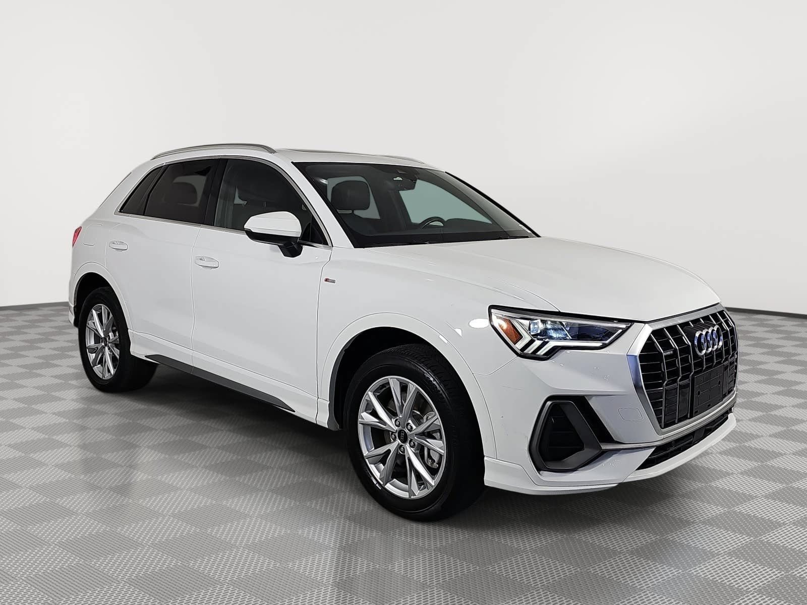 Used 2023 Audi Q3 2.0T Premium AWD/4WD image 2