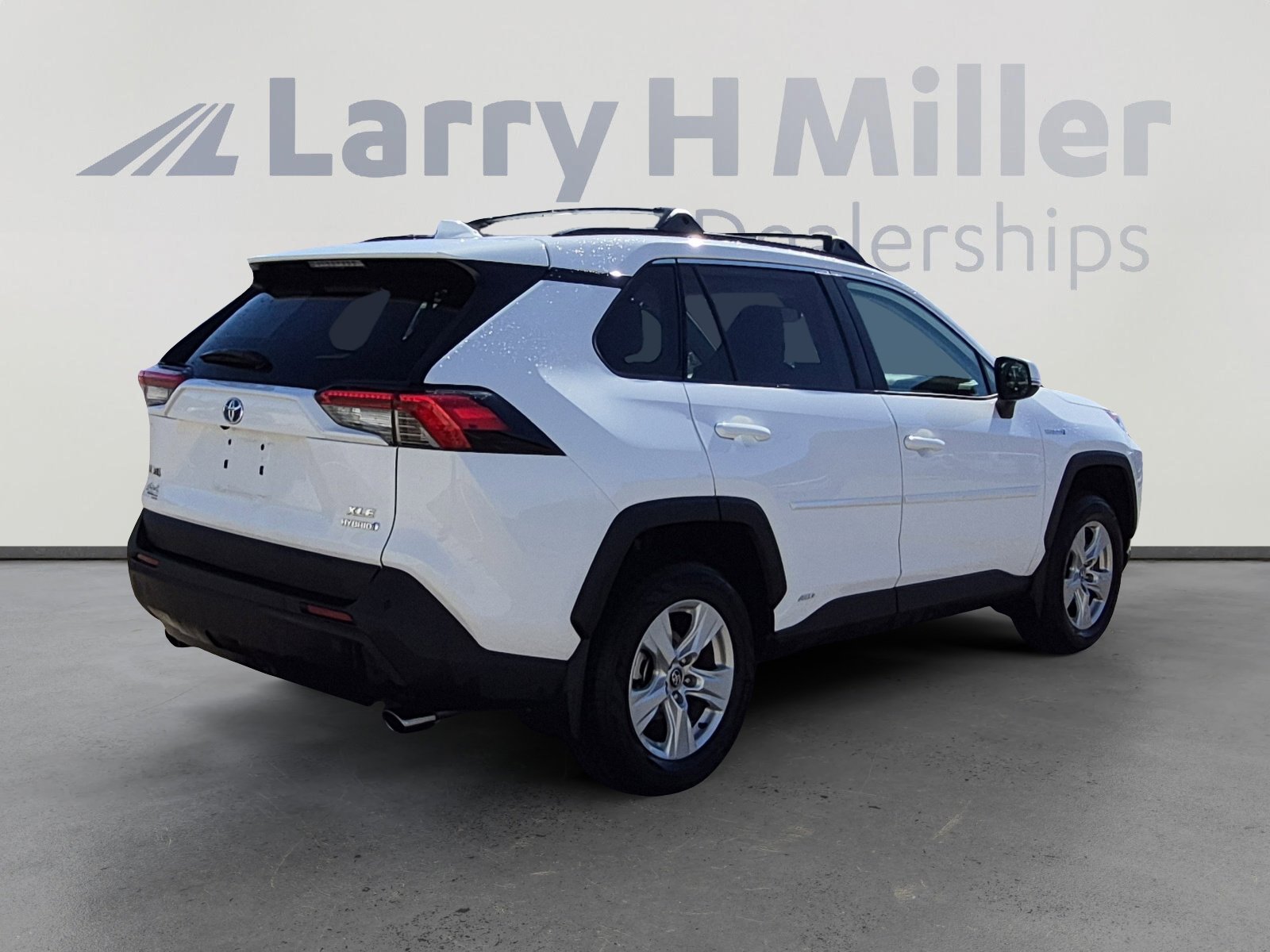 Used 2021 Toyota RAV4 XLE w/ Convenience Package AWD/4WD image 5