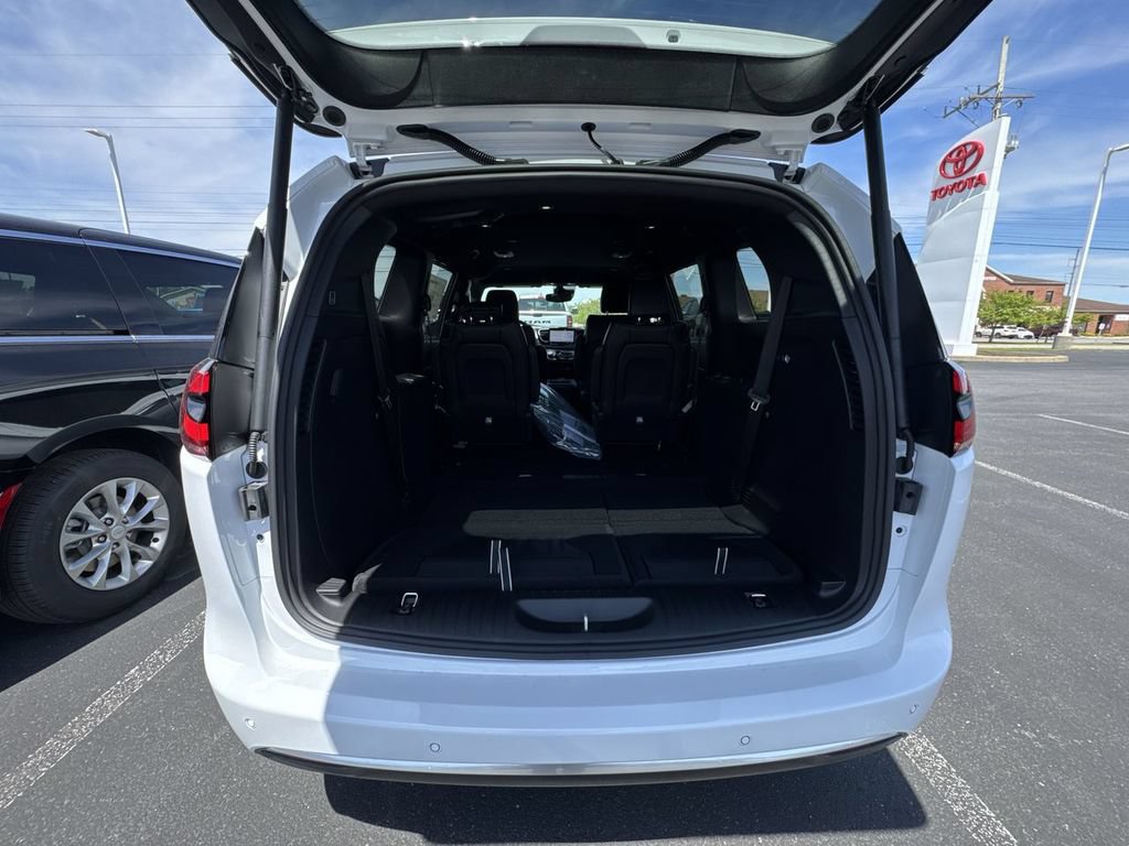New 2027 Chrysler Pacifica Select AWD/4WD image 30