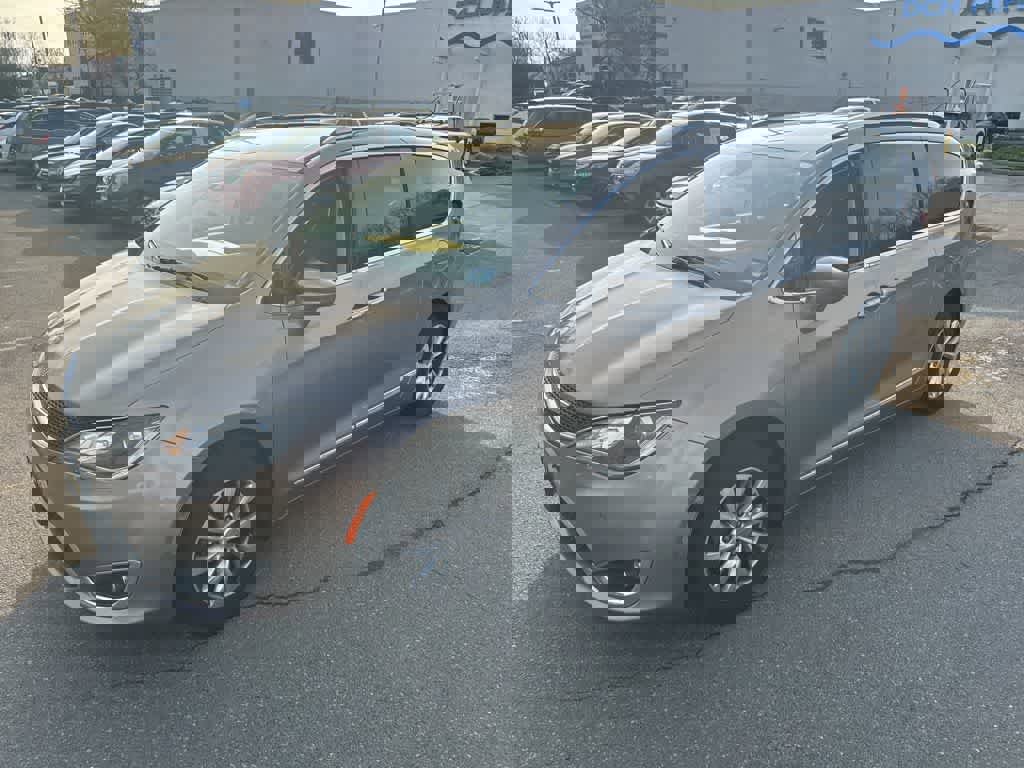 Used 2018 Chrysler Pacifica Touring-L w/ Advanced Safetytec Group image 5