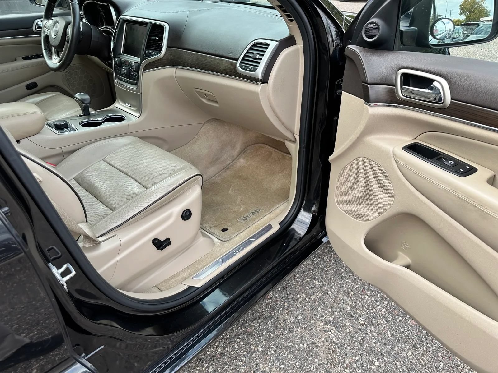 Used 2015 Jeep Grand Cherokee Overland AWD/4WD image 13