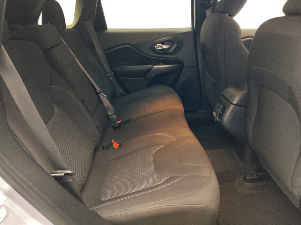 Used 2019 Jeep Cherokee Latitude w/ Popular Appearance Group FWD image 19