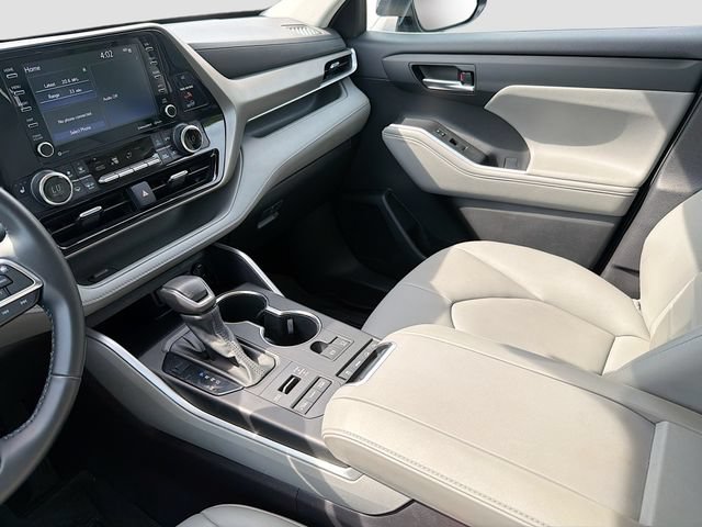 Used 2021 Toyota Highlander XLE AWD/4WD image 22