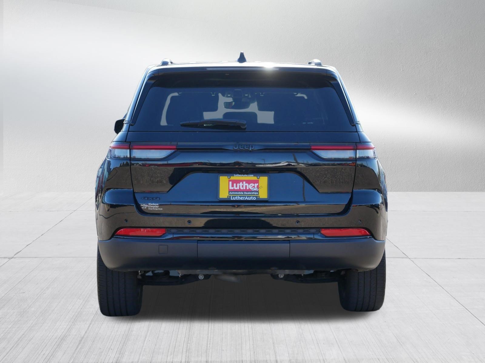 Used 2023 Jeep Grand Cherokee Altitude AWD/4WD image 6