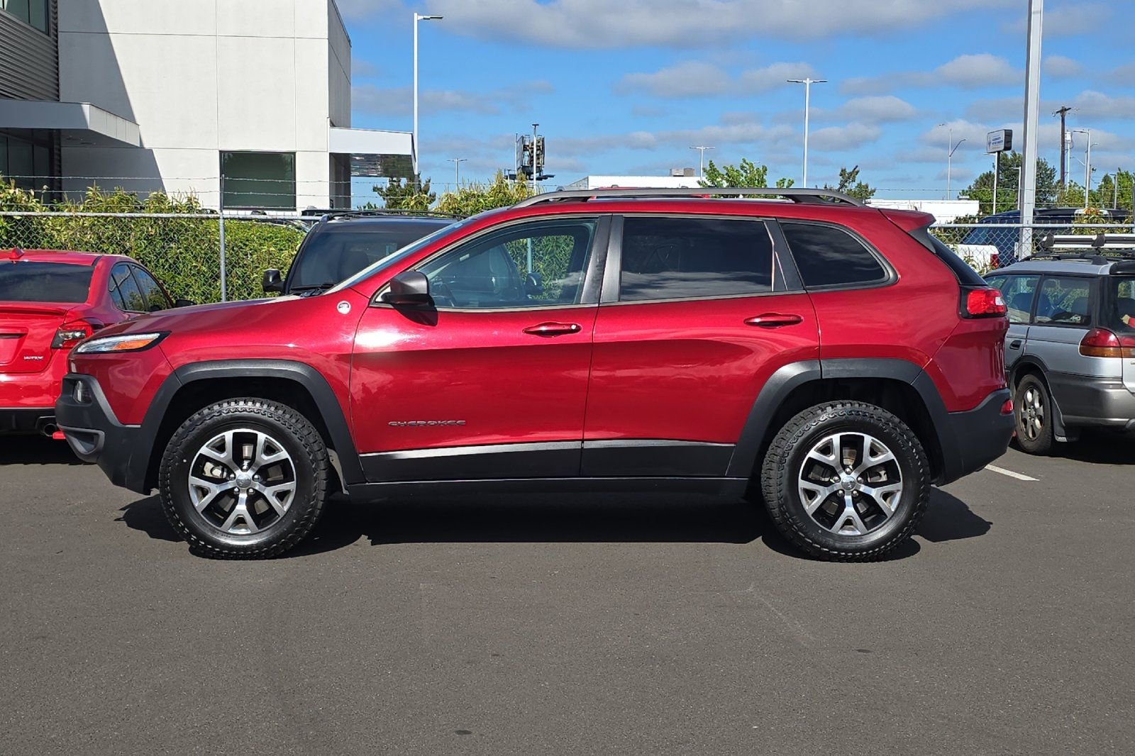 Used 2015 Jeep Cherokee Trailhawk w/ Comfort/Convenience Group AWD/4WD image 7