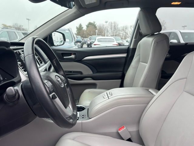 Used 2019 Toyota Highlander XLE image 12