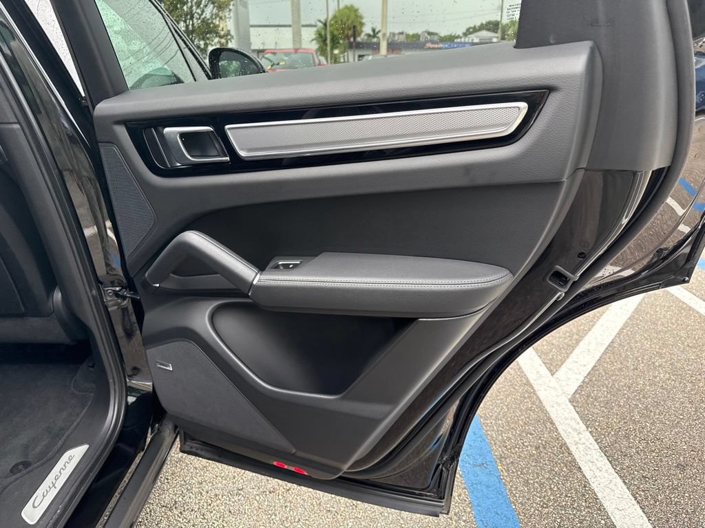 Certified 2023 Porsche Cayenne Platinum Edition AWD/4WD image 17