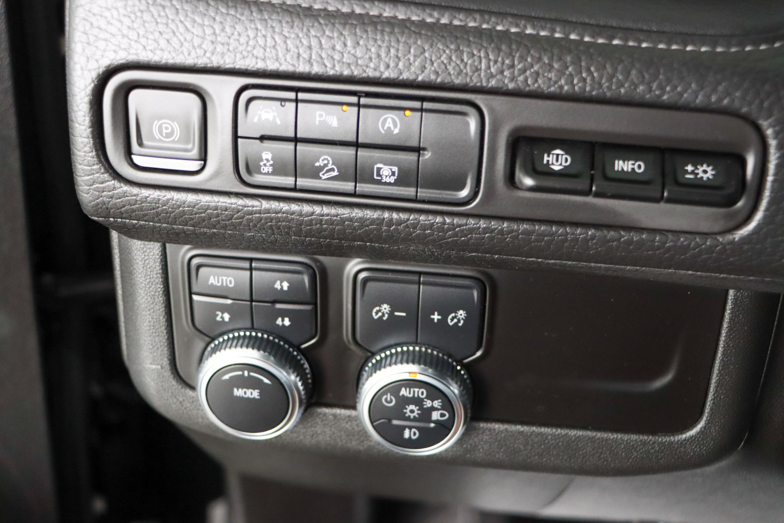 Used 2023 GMC Yukon XL Denali AWD/4WD image 23
