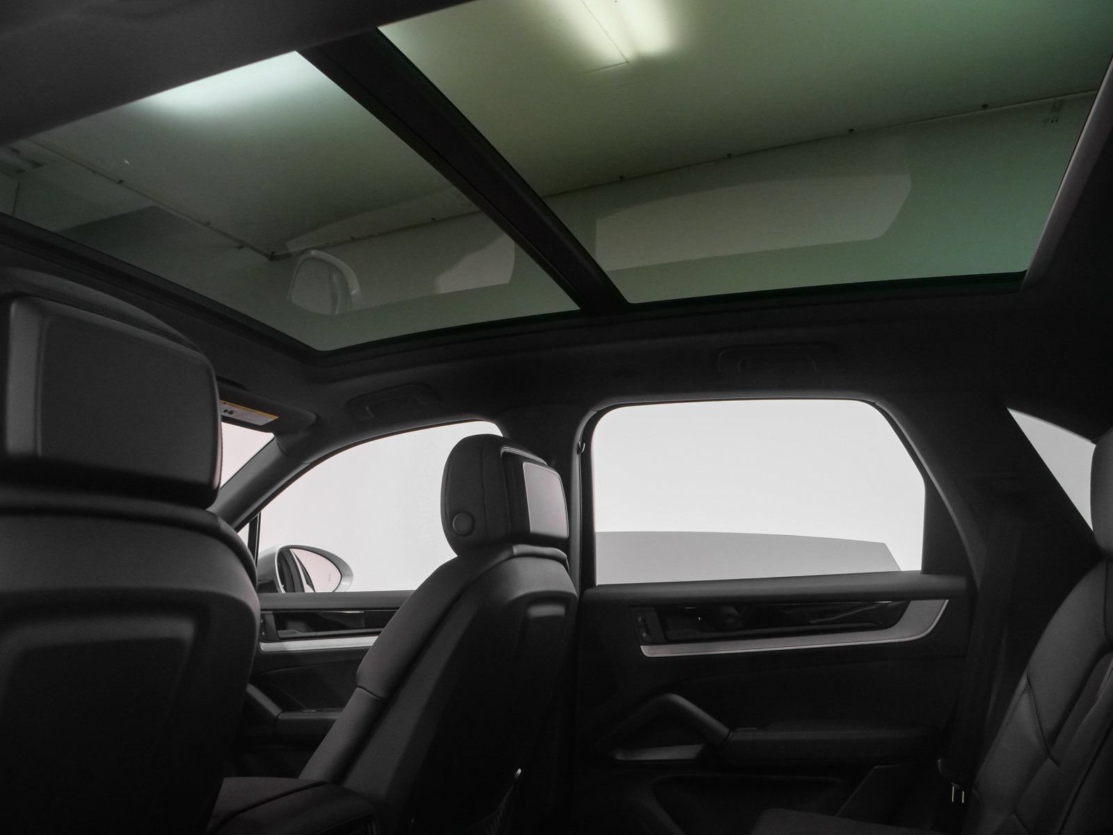 Certified 2025 Porsche Cayenne AWD/4WD image 37