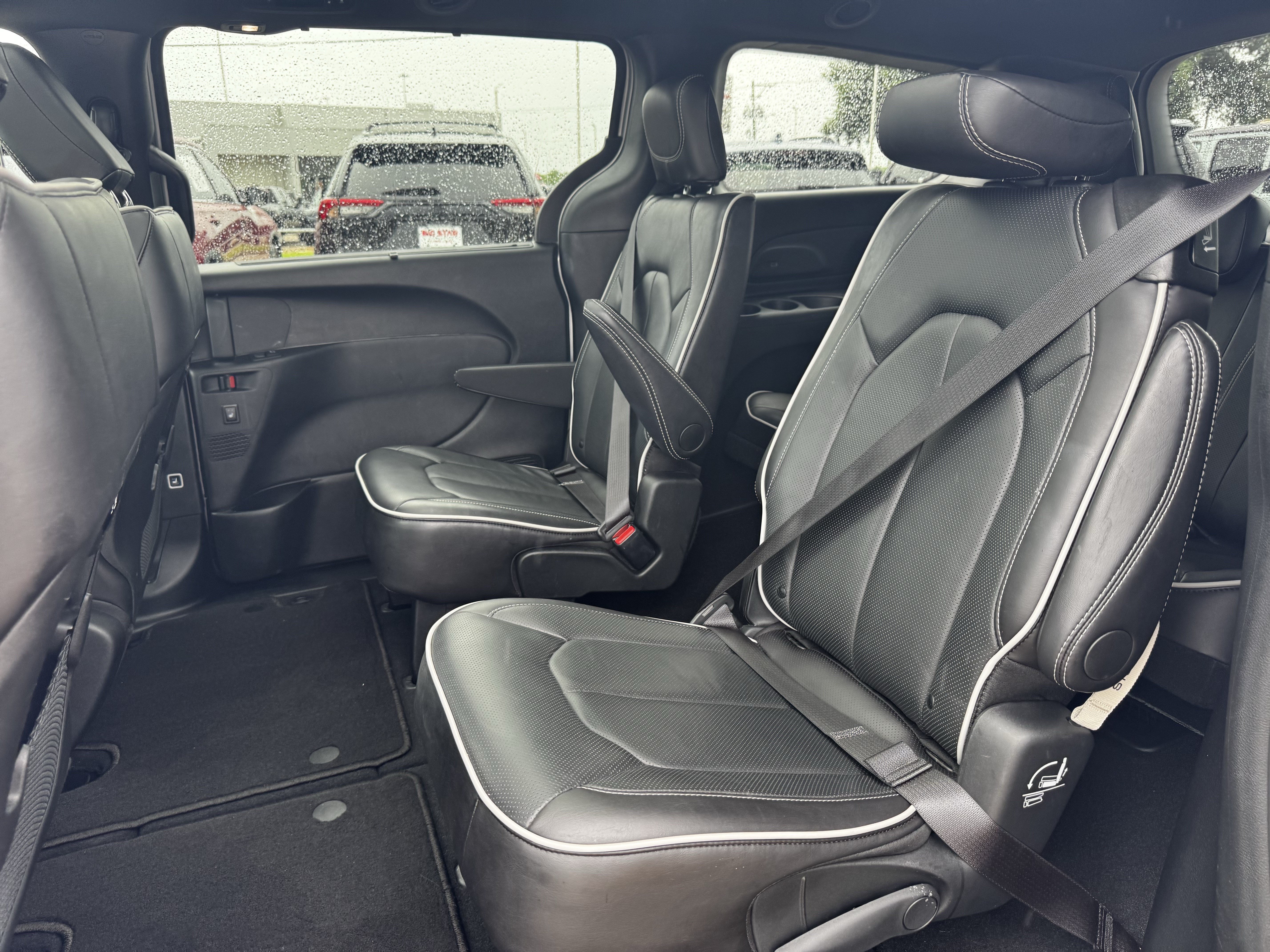 Used 2026 Chrysler Pacifica Limited FWD image 30