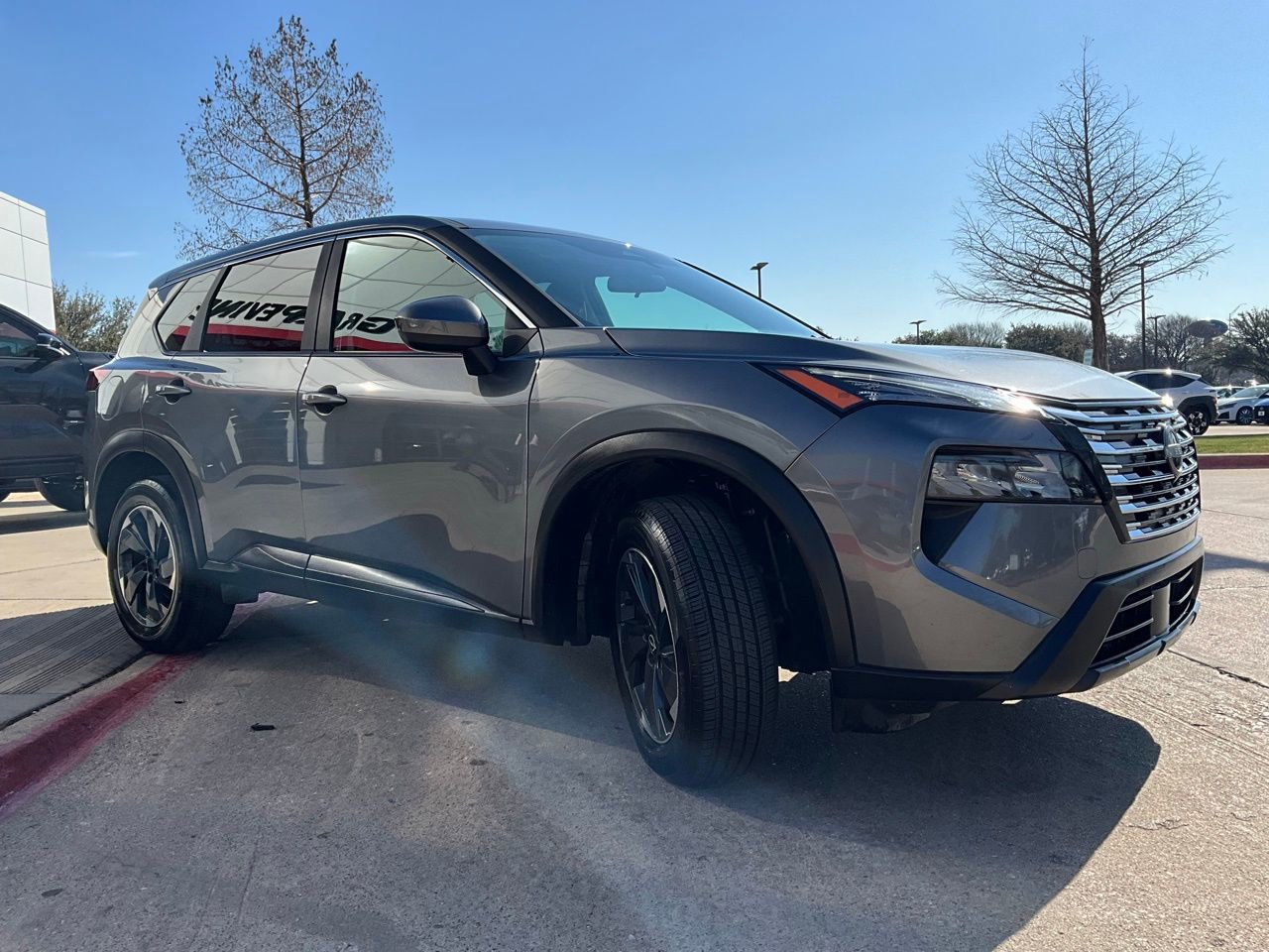 Used 2025 Nissan Rogue SV image 4