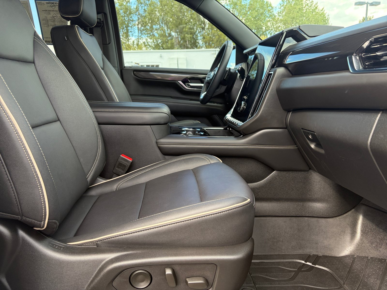 Used 2025 GMC Yukon Elevation AWD/4WD image 19