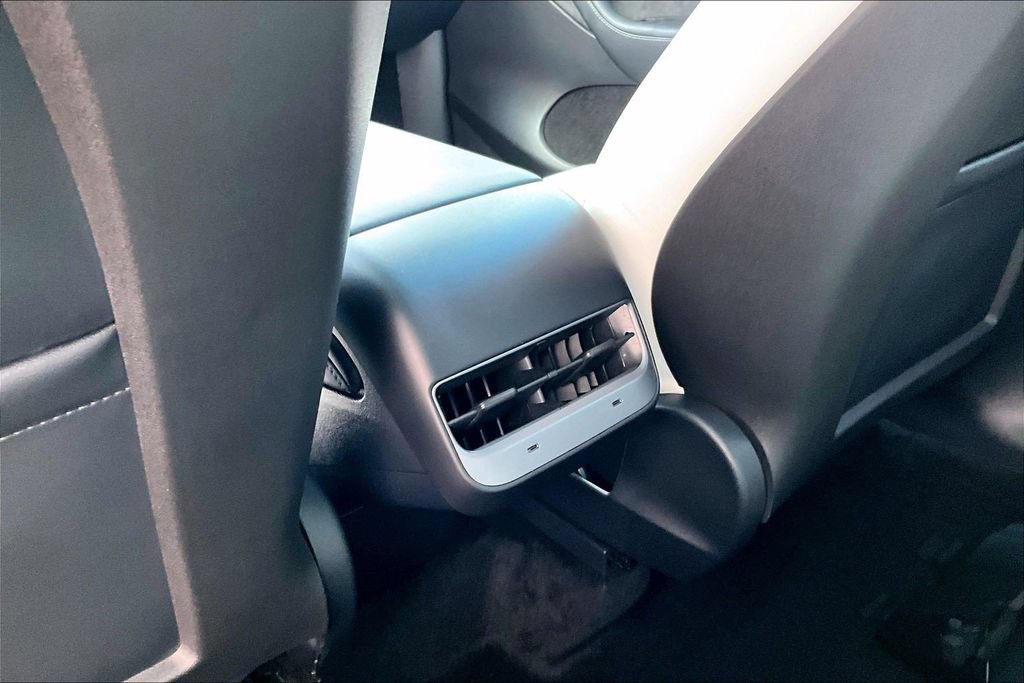 Used 2025 Tesla Model Y Long Range RWD image 33
