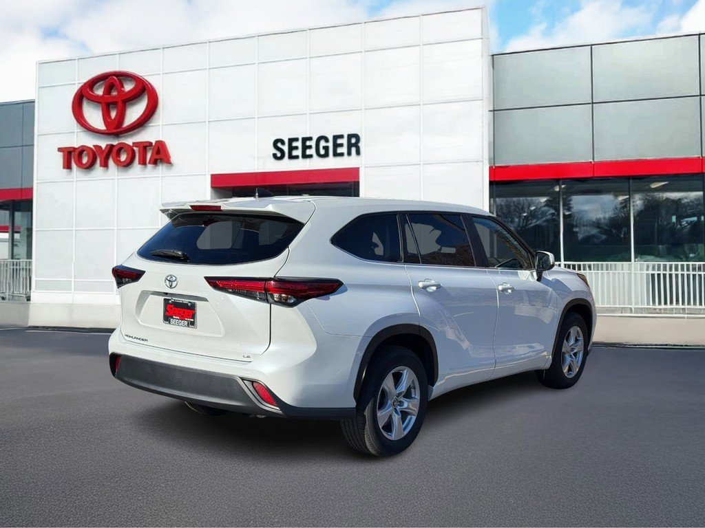Used 2023 Toyota Highlander LE image 3