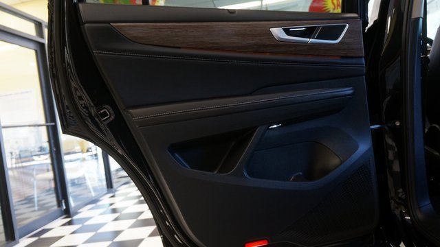 Certified 2025 Volkswagen Atlas SEL image 43