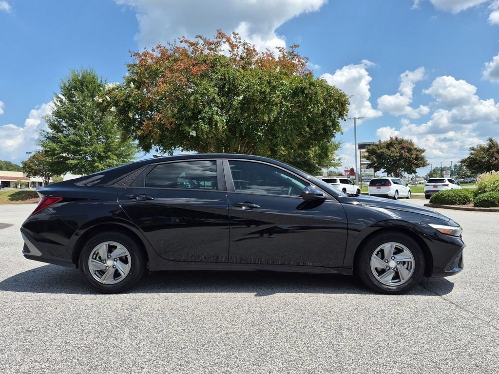Used 2025 Hyundai Elantra SE FWD image 2