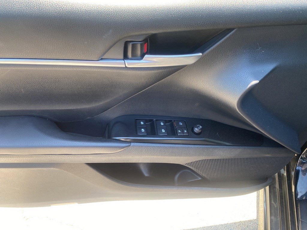 Used 2018 Toyota Camry SE w/ Moonroof Package FWD image 9