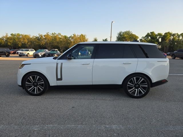 Used 2023 Land Rover Range Rover Long Wheelbase SE image 2